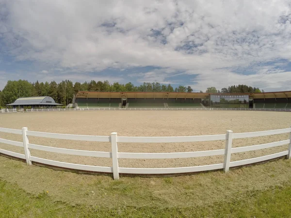 在立陶宛关闭 Prienai 的和谐公园的空竞技场视图 — 图库照片