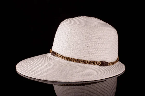 Elegante sombrero femenino aislado sobre el fondo negro —  Fotos de Stock