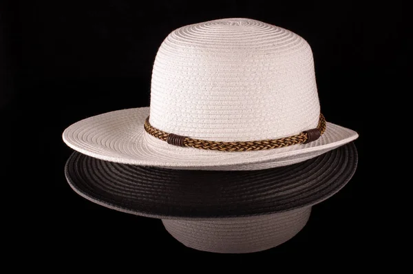 Elegantní ženský hat izolovaných na černém pozadí — Stock fotografie