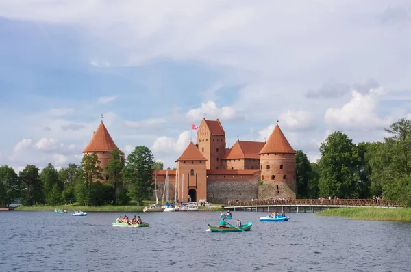 Rekreation i Galve lake nära slottet Trakai i Litauen — Stockfoto
