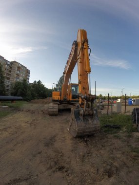İnşaat alanında sarı Ekskavatör