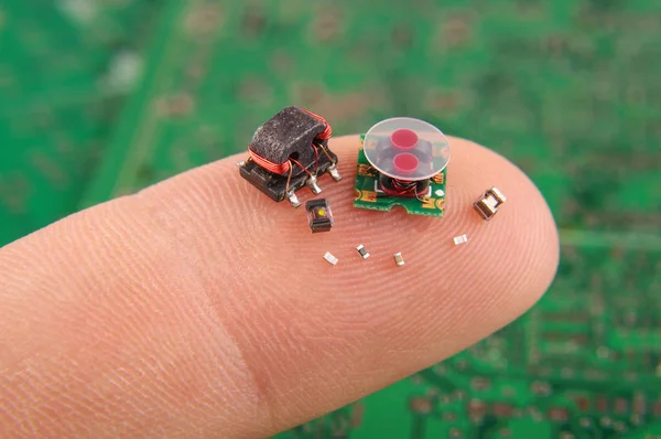 Komponenty elektroniczne małe na palec — Zdjęcie stockowe