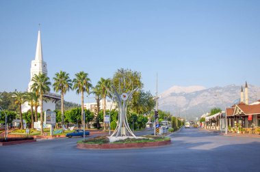 Kemer, Türkiye - 16 Ağustos 2017: Kemer şehir merkezine