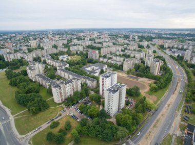 Daireler evler içinde pek çok bloklu Eiguliai İlçesi havadan görünümü