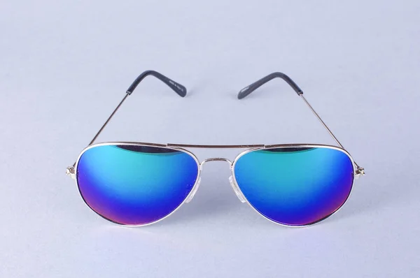 Schicke Sonnenbrille mit blauen Augen — Stockfoto