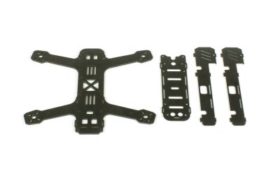 Karbon fiber dron çerçeve beyaz arka plan üzerinde izole yarış