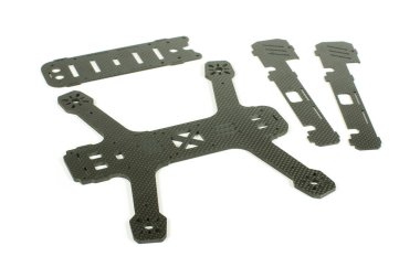 Karbon fiber dron çerçeve beyaz arka plan üzerinde izole yarış