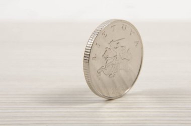 Jant üzerinde metal madeni para duran