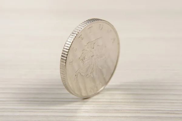 Kovové mince stojící na okraji — Stock fotografie