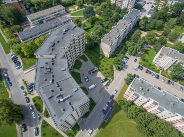 Litvanya 'nın Kaunas bölgesindeki Eiguliai bölgesindeki modern evin insansız hava aracı görüntüsü