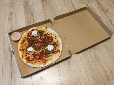 Paketinde naneli sıcak baharatlı pizza.