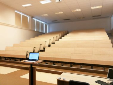 Üniversitenin boş büyük konferans salonu