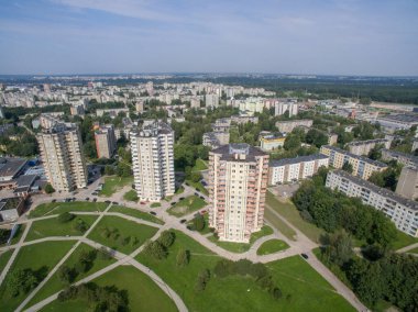 Kaunas, Litvanya'daki Cecenija Meydanı'na yakın çok katlı dairelerin havadan drone görünümü