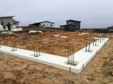 İnşaat alanında ev yapımı ızgara için köpük tahtası