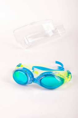 Yüzme sırasında göz koruyucu gözlük, parlak arka planda izole edilmiş.