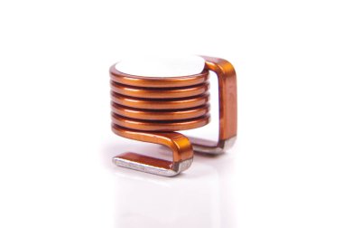 Beyaz arka planda izole edilmiş yüksek güç elektroniği için güç SMD hava bobini indüktörü