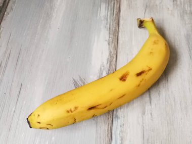 Tek organik muz geri kazanılmış ahşap arka planda yakın çekim