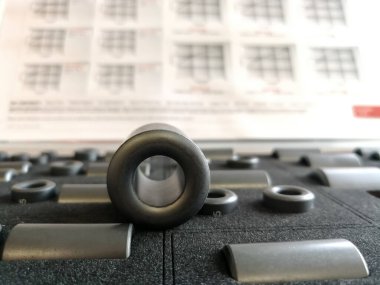 Otomotiv endüstrisi uygulamaları için kablo için elektromanyetik uyumluluk ferritleri
