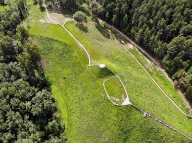 Litvanya 'nın Kacergine kasabasındaki tarihi Pypliai tepeciği. Hava görünümü