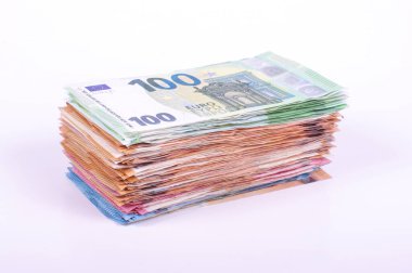 Beyaz arka planda izole edilmiş Euro banknotları yığını. Tasarruf ve finansal konsept.