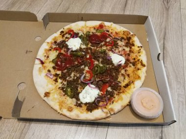 Paketinde naneli sıcak baharatlı pizza.