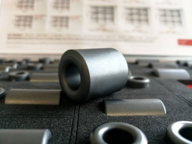 Otomotiv endüstrisi uygulamaları için kablo için elektromanyetik uyumluluk ferritleri
