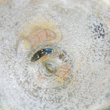 Bardaktaki birçok maden suyu kabarcığını kapat