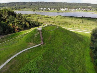 Litvanya 'nın Kacergine kasabasındaki tarihi Pypliai tepeciği. Hava görünümü