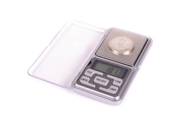 Beyaz arkaplanda yüksek hassasiyetli profesyonel mikroskop izole edilmiş