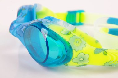 Yüzme sırasında göz koruyucu gözlük, parlak arka planda izole edilmiş.