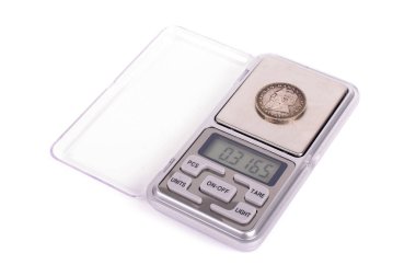 Beyaz arkaplanda yüksek hassasiyetli profesyonel mikroskop izole edilmiş