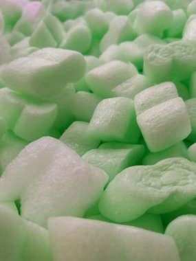 Profesyonel nakliye koruması için paket kutusunda bir sürü yumuşak çip var.