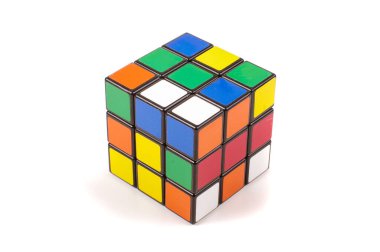 En popüler oyuncak Rubik küp beyaz arka planda izole