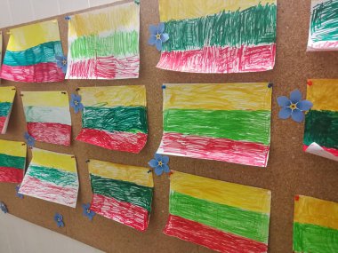 Keçeli kalemle çizilmiş Litvanya bayraklarının birçok çocuk çizimi