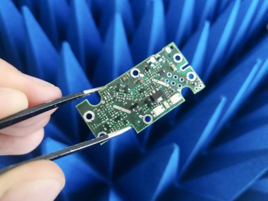 Elektromanyetik Uyumluluk Ölçümleri önünde Elektronik Yazdırılmış Devre Borad