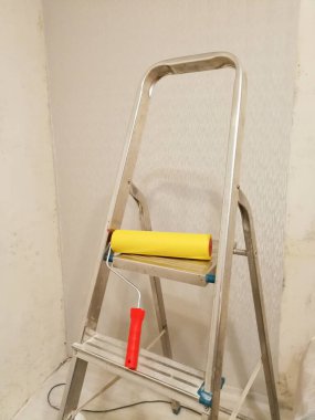 Tadilat duvar kağıdı yapıştırma aletleri ve diğer ekipmanlar yapım aşamasında.