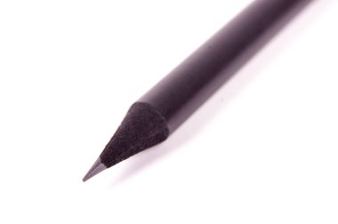 Siyah sivri uçlu kalem ucu beyaz arkaplanda izole edilmiş makro yakın plan