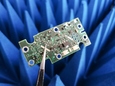Elektromanyetik Uyumluluk Ölçümleri önünde Elektronik Yazdırılmış Devre Borad