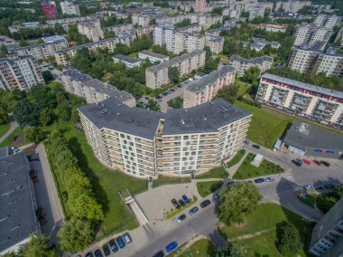 Litvanya 'nın Kaunas bölgesindeki Eiguliai bölgesindeki modern evin insansız hava aracı görüntüsü