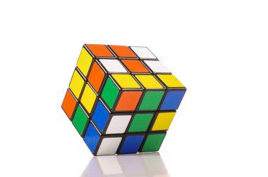 En popüler oyuncak Rubik küp beyaz arka planda izole
