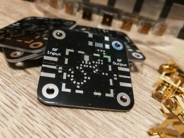 Parçalanmış radyo frekans elektroniği yazdırılmış devre kartı