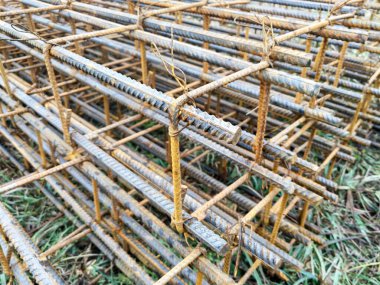 Beton döşeme için paslı çelik beton takviyesi. Endüstriyel yapı