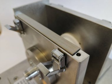 Elektromanyetik emisyonları azaltmak için elektrik temasını geliştirmek için kullanılan iletken kalkan contaları.