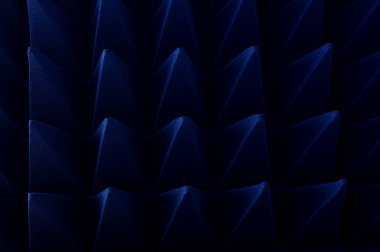 Mavi yumuşak melez piramit mikrodalga ve radyo frekansı emicileri kapatın.