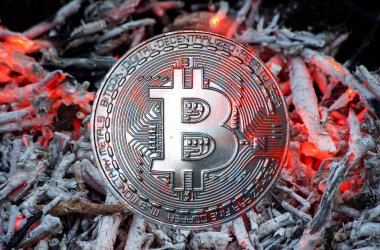 Bitcoin sembolik para Şenlik ateşi külleri önünde