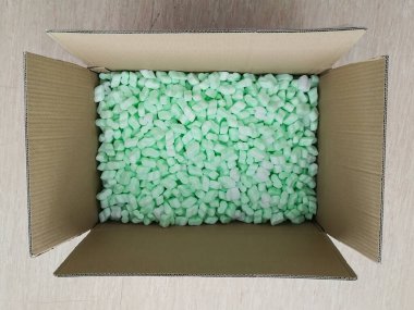 Profesyonel nakliye koruması için paket kutusunda bir sürü yumuşak çip var.
