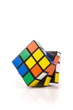 En popüler oyuncak Rubik küp beyaz arka planda izole