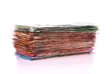 Beyaz arka planda izole edilmiş Euro banknotları yığını. Tasarruf ve finansal konsept.