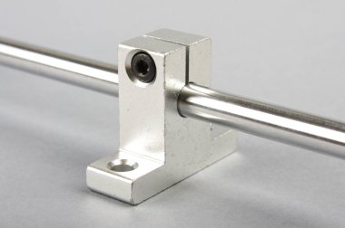 Gri arkaplanda flanjlı metal tutucu izole edildi