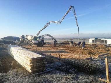 İnşaat alanında kış başında endüstriyel makineler